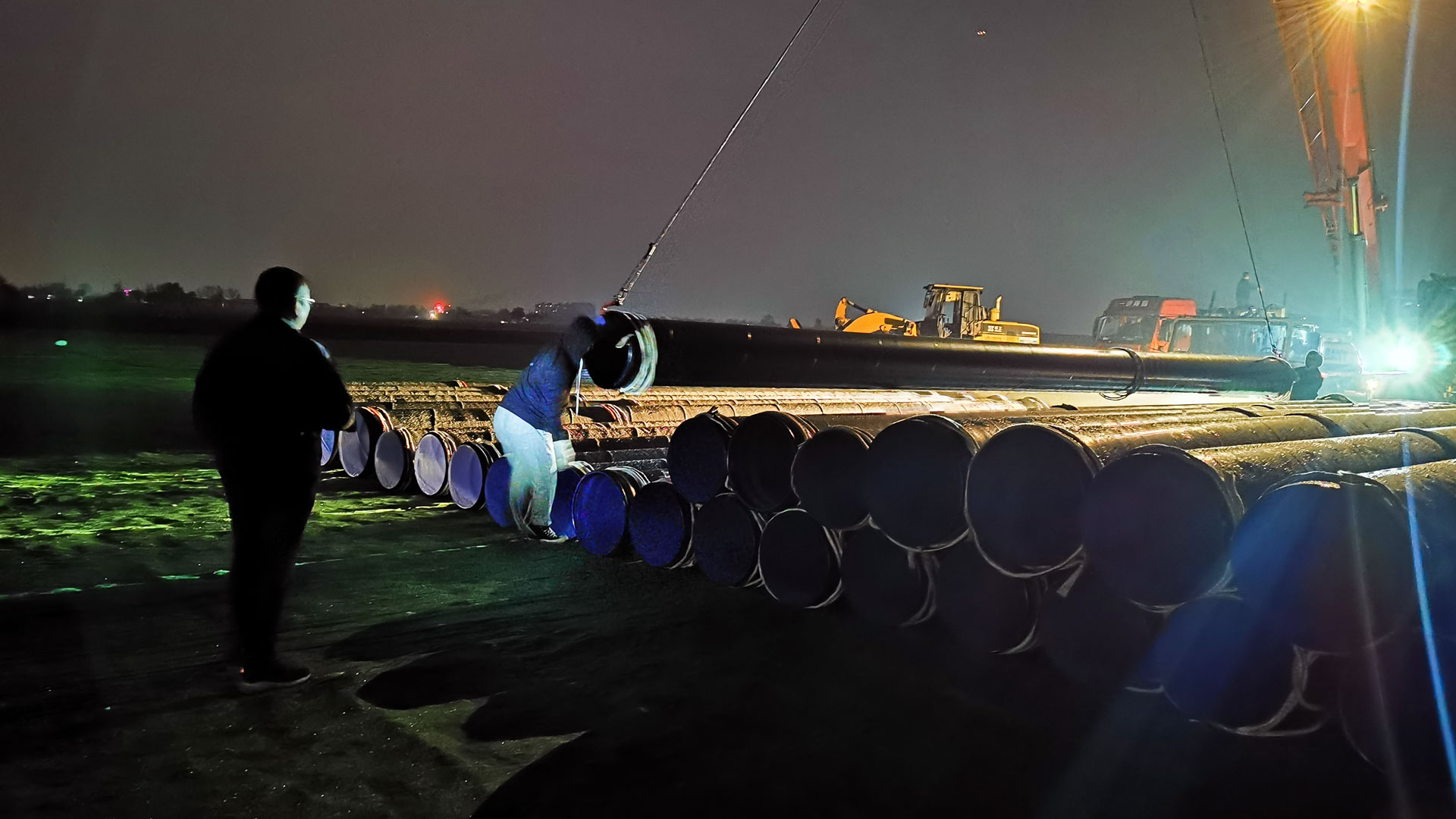 1634267267599997.jpg 圖1-冒雨卸車(chē).jpg