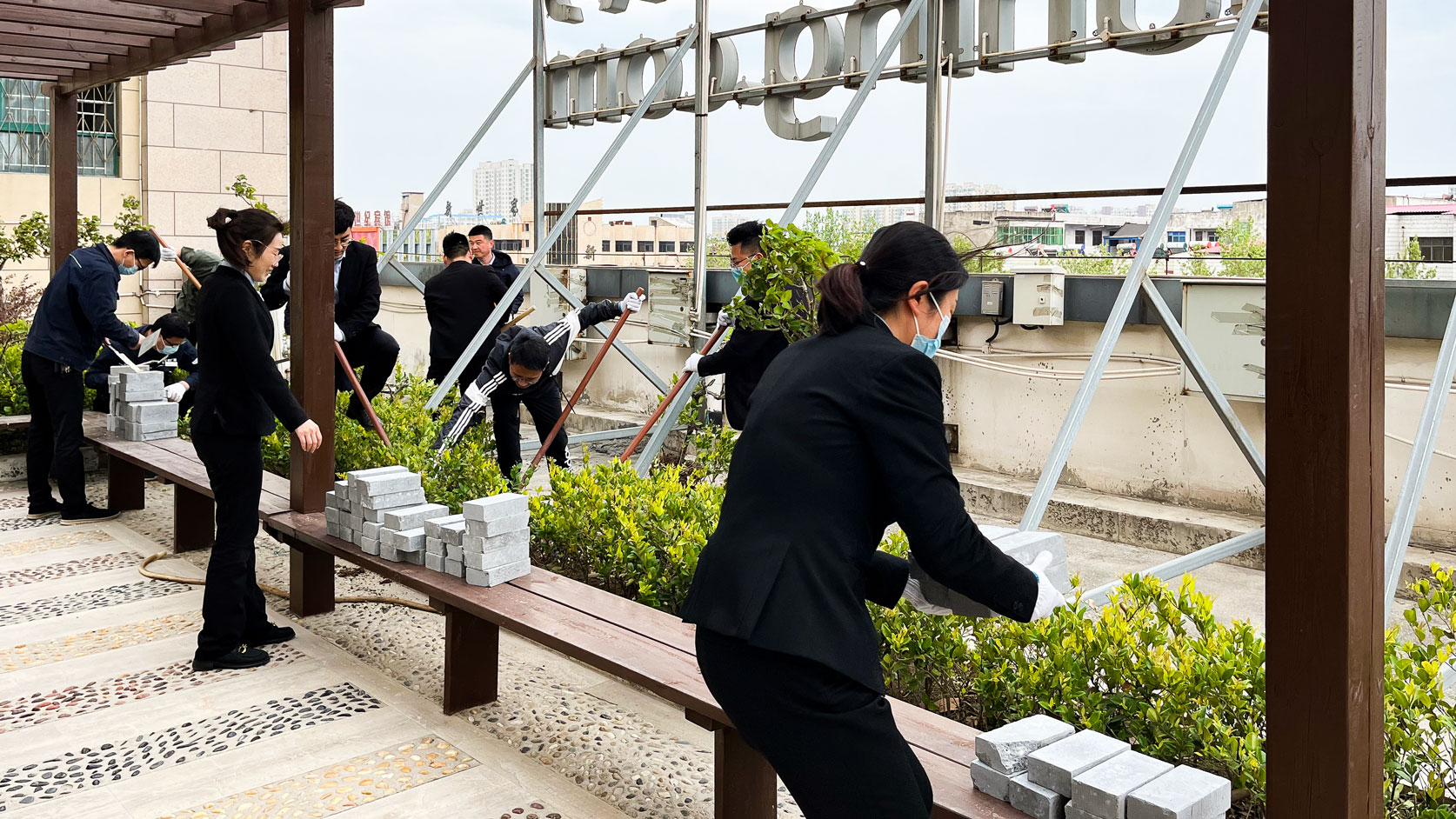 1651051205826084.jpg 平臺花園換新顏-(1).jpg