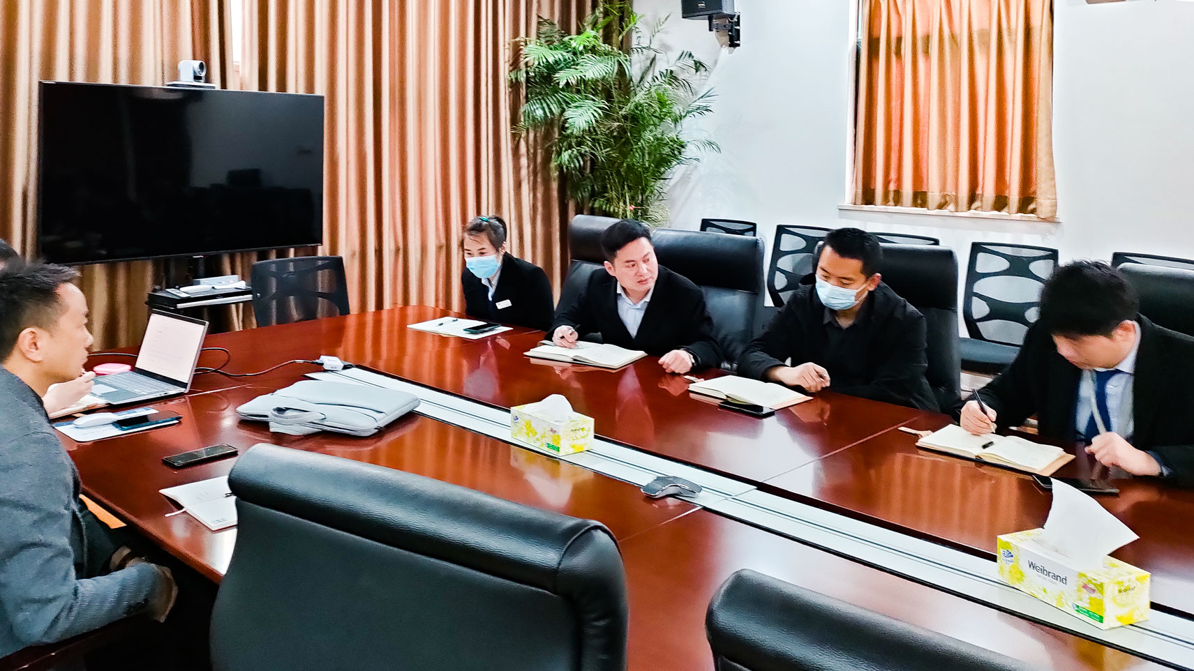 1652693292778217.jpg 腳步停.jpg