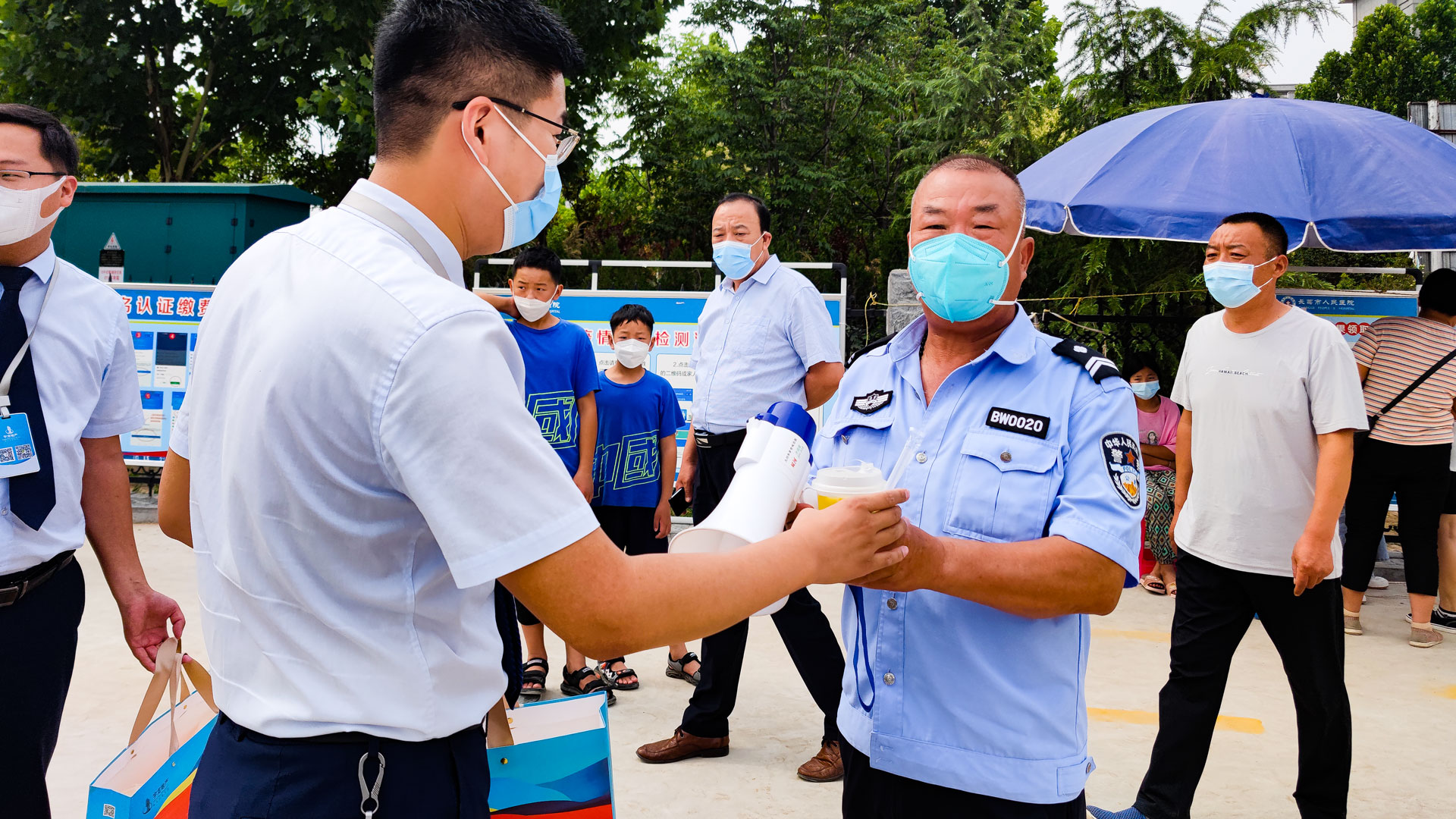 1655451167837209.jpg 慰問(wèn)抗疫天使-(1).jpg