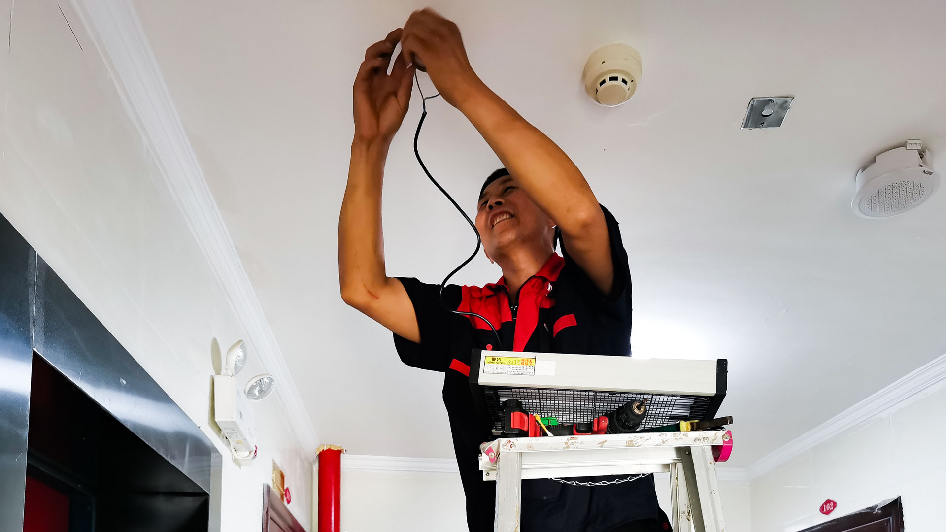 1657263209467486.jpg 安裝滅蚊燈-(1).jpg