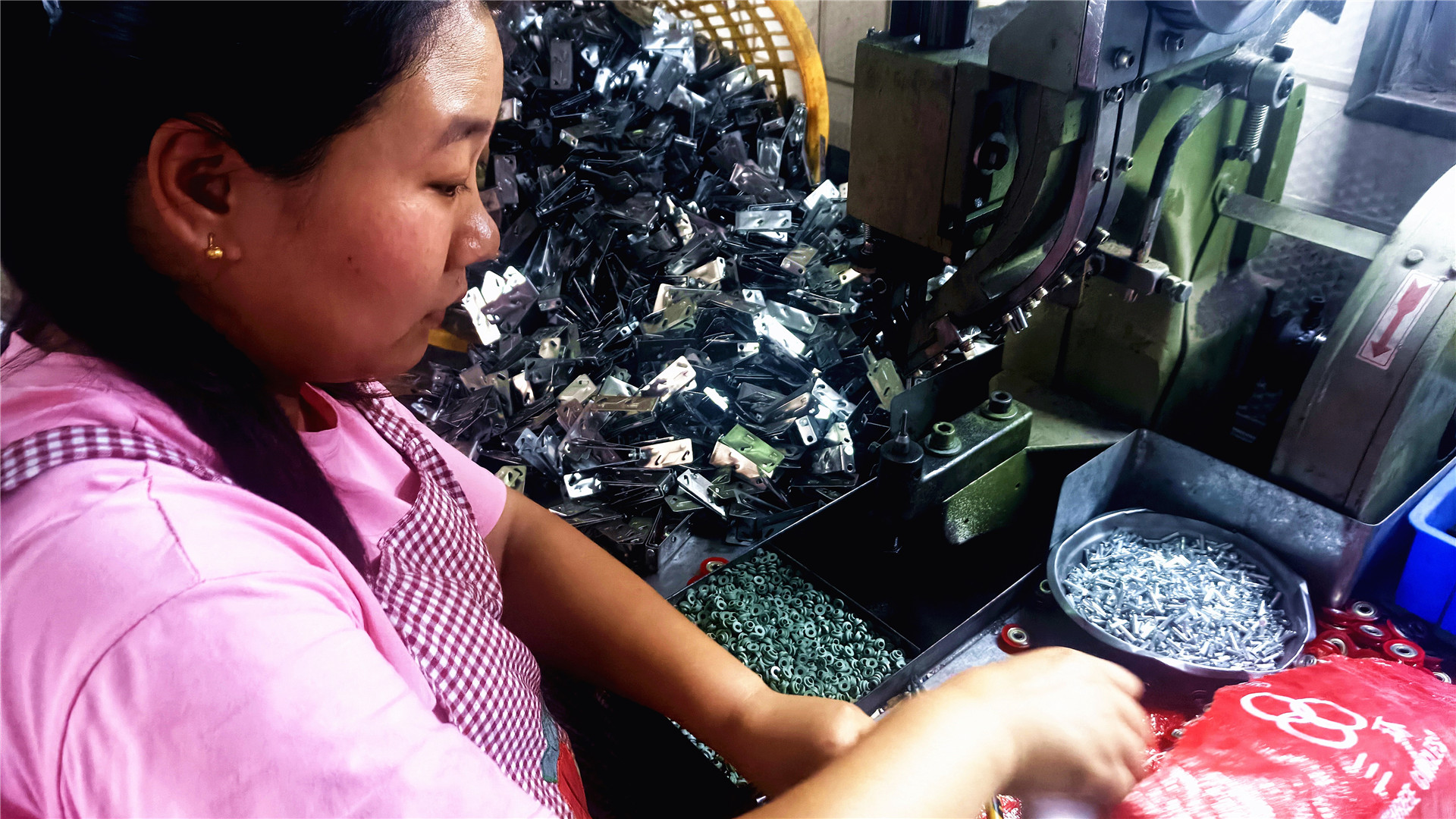 1657853774989394.jpg 緊盯市場(chǎng)趨勢(shì)_副本.jpg