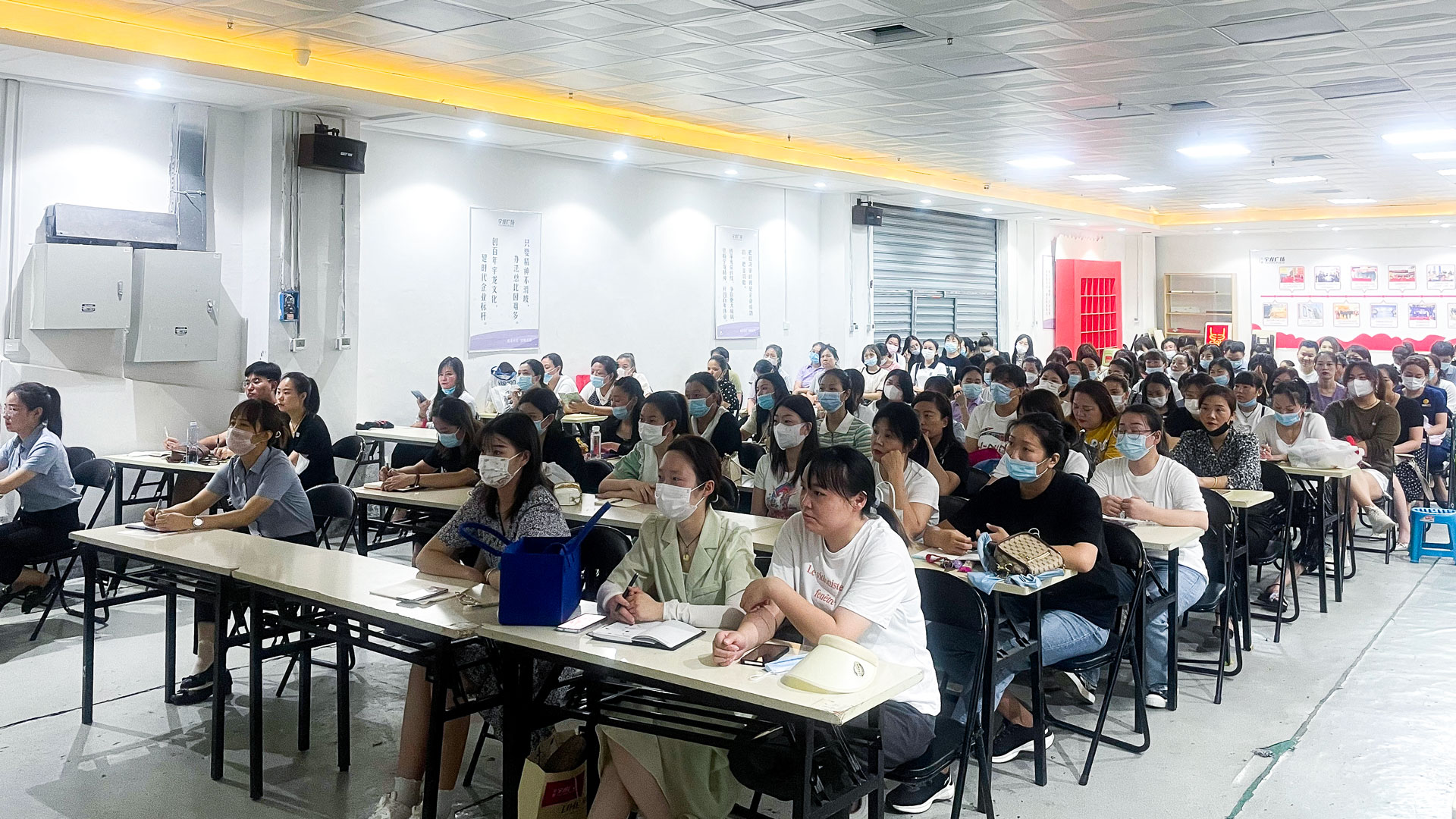 1660875673472391.jpg 提升服務(wù)意識(shí)-(1).jpg