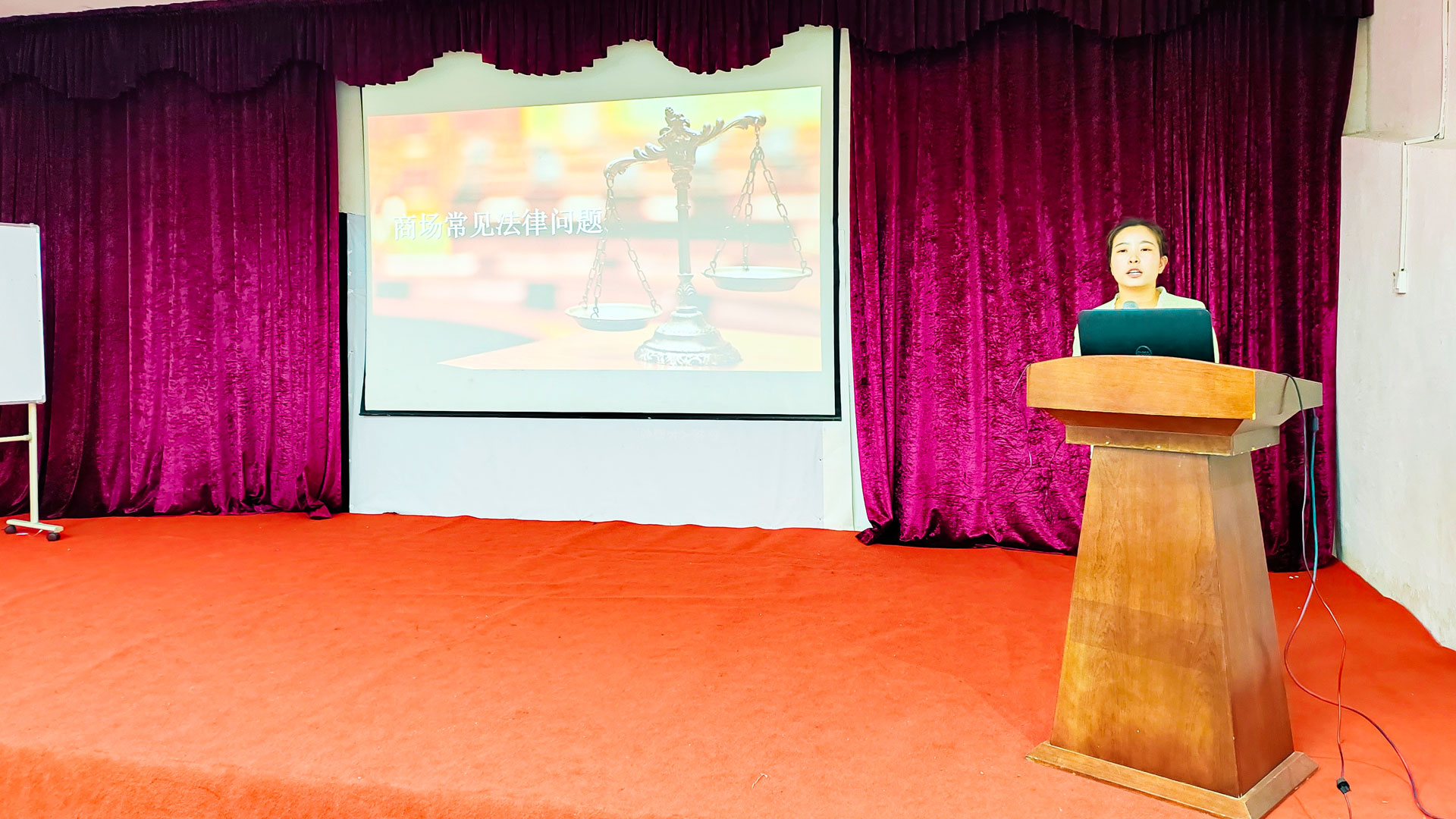 1683863223960742.jpg 百貨公司:“知法于心-防范未然”法律知識(shí)培訓(xùn)圖一.jpg