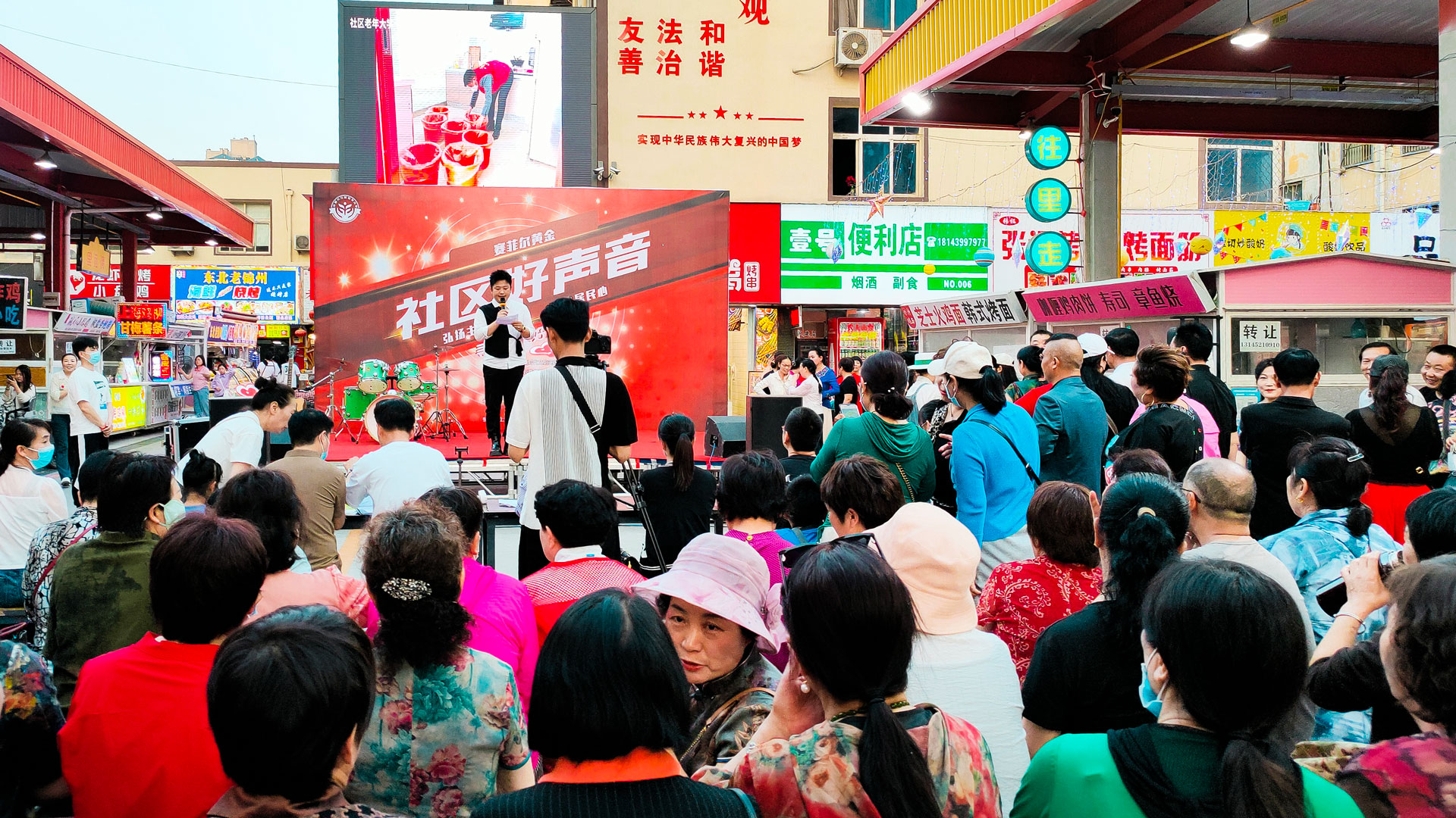 1685607267766260.jpg 百貨公司:提升服務(wù)意識--營造營銷氛圍圖一.jpg