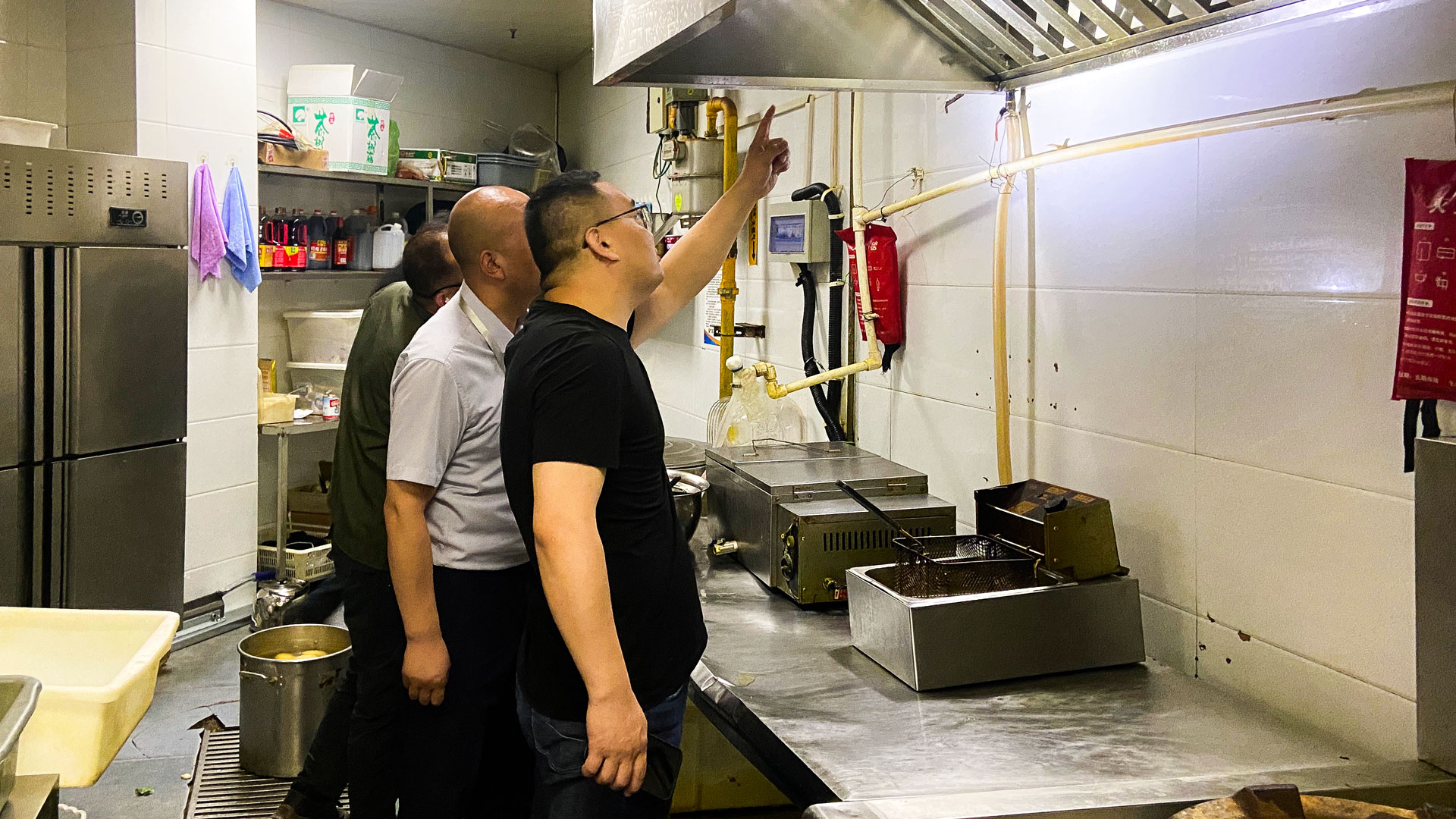 1686900172895893.jpg 百貨公司:宇龍廣場(chǎng)多部門聯(lián)合開展安全檢查圖三.jpg